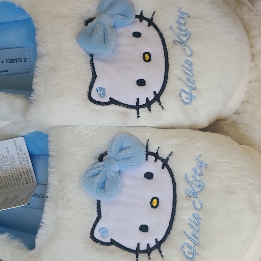 Hello Kitty Slippers 💙 - Picture 3 of 5